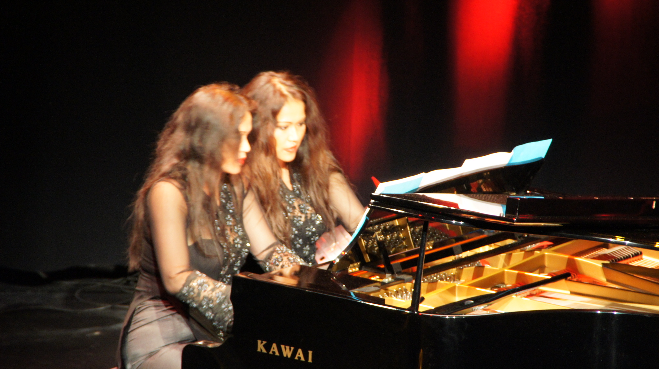 Sungkono sisters piano duo