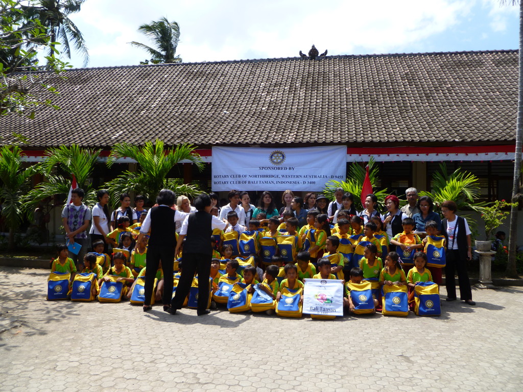 A YEP student from Germany on a visit of her host Club to a primary school in Bali (the blond girl in the center)