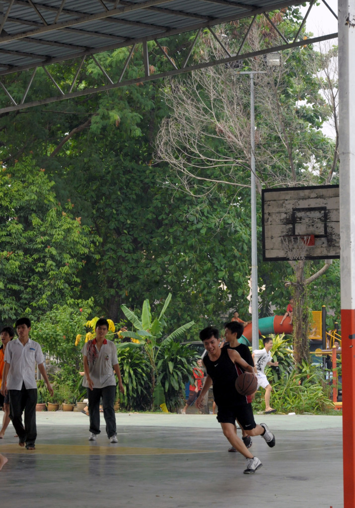 Playing basketball in Kampung Cempaka, By: Diana van Oort 