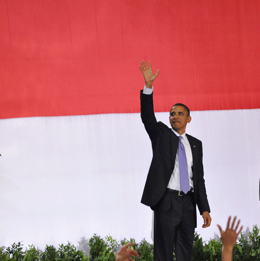 Obama in front of the Indonesian flag