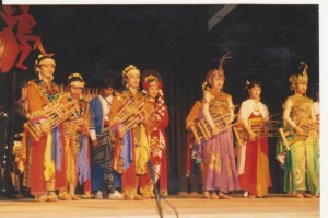 Siti in green back in 1996, performing at the Roakeldais Festival