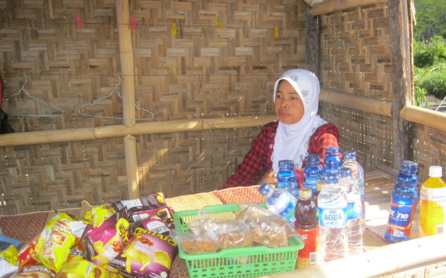 Ngatinem in her shop, By: Reyhard Matheos