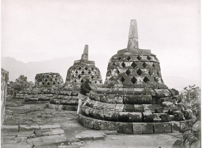 Photographer Kassian Céphas at the stupa's of the Borobudur, By: The Tropenmuseum