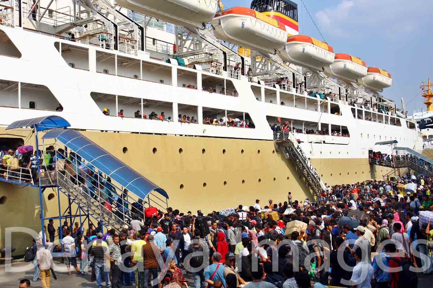 Taking to sea, By: Iwan - Denaya Images