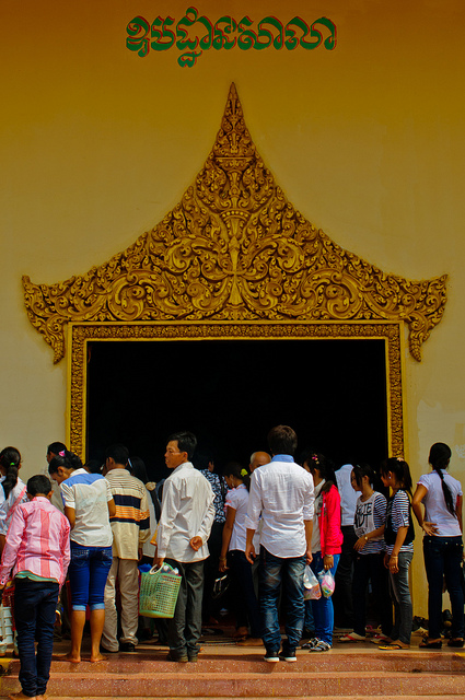 People gather en masse at pagodas in their home towns to pray for their departed loved ones, By: Epidemiks