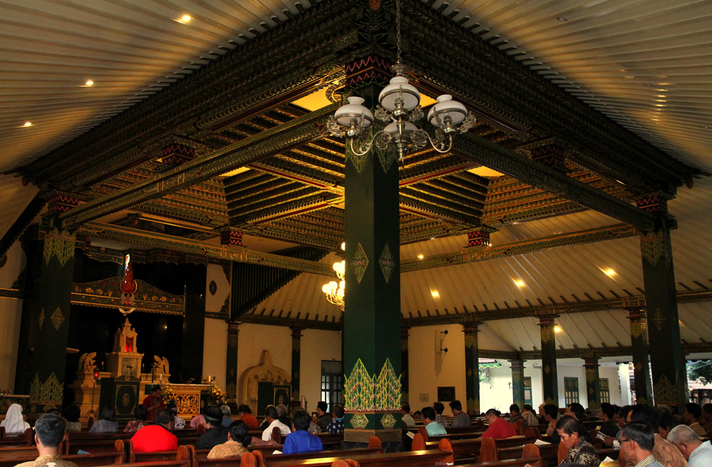 Mass conducted in Javanese and singing accompanied by gamelan