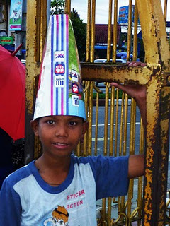 Kid at the entrance of Shwedagon