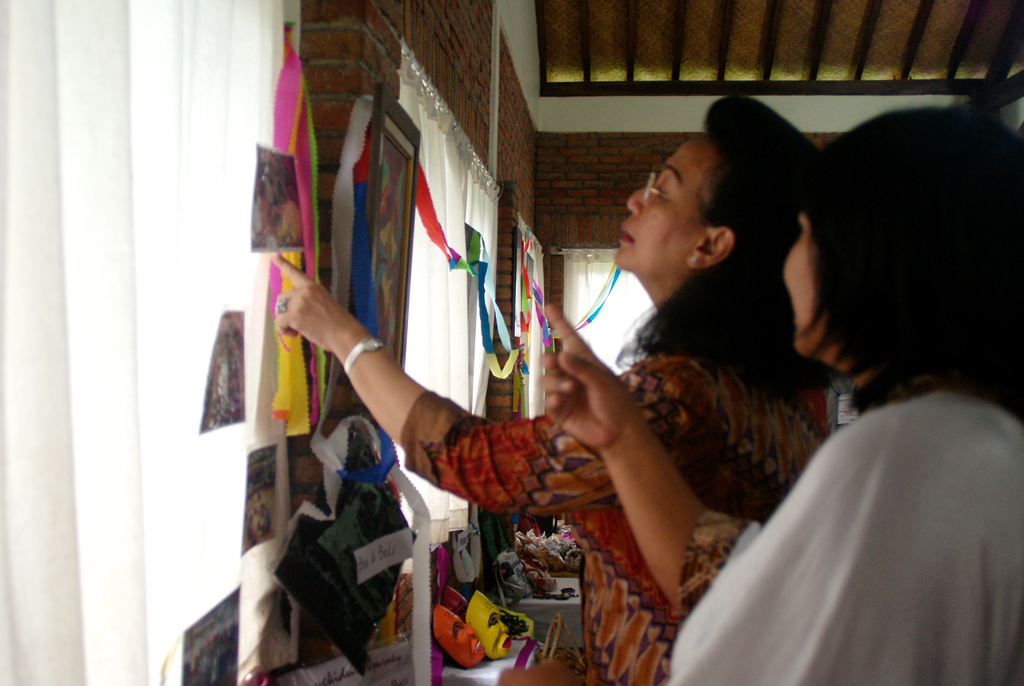 GKR Hemas at an exhibition showcasing products made by Yogya & Central Java kids, By: Riksa Afiaty