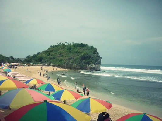 Combining business and pleasure on Indrayanti beach, By: Dorothea Gecella Putri Lestari