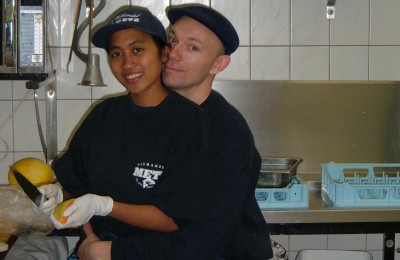 Gerard and Komang met on Bali and moved to Ameland, where they work in a fish shop.