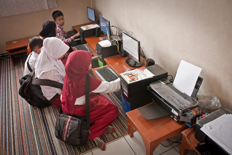 kids from Cisaru learn computer skills