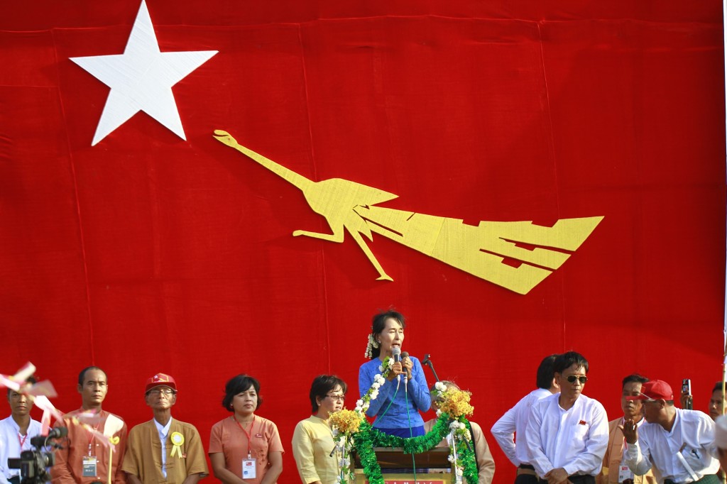 Aung San Suu Kyi giving a speech in Khawmu, By: Htoo Tay Zar